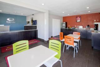 Econo Lodge Airport - 9