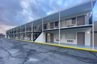 Econo Lodge Airport - 2