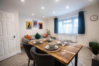 Modern 2 Bed Bromley Apartment Near Town Centre With Parking - 1