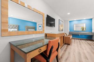 Econo Lodge Inn & Suites Sealy - 7