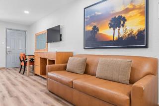 Econo Lodge Inn & Suites Sealy - 5