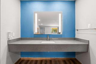 Econo Lodge Inn & Suites Sealy - 4