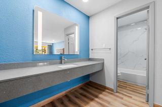 Econo Lodge Inn & Suites Sealy - 2