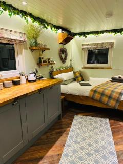 The original Sleeping Giant Lodge with hot tub & Alpacas - 2