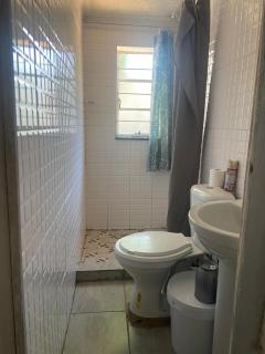 Bennyz Guest House - 4
