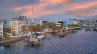 Bayfront Retreat - 8