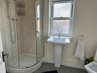 House - Sleeps 12 - Parking - WiFi - 7