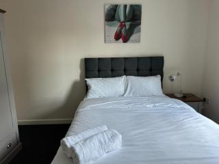 House - Sleeps 12 - Parking - WiFi - 3