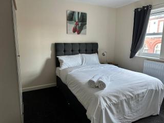 House - Sleeps 12 - Parking - WiFi - 1
