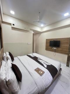 Bansuri hotel - opposite shreenathji temple just80mtr Walk l 1min away 966o9o1oo6 - 1