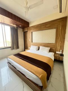 Bansuri hotel - opposite shreenathji temple just80mtr Walk l 1min away 966o9o1oo6 - 3