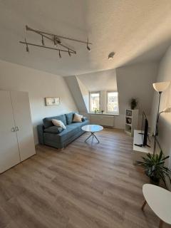 1 Raum Dachgeschosswohnung in ruhiger Lage - Limbach-Oberfrohna - 0