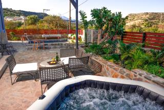 Victoria's Luxury Apartment - Private Pool, Jacuzzi - Agios Nikolaos - 4