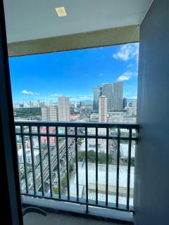 Fame Residence Retreat Cozy 1BR with Balcony - Manila - 2