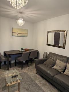 Modern Spacious 3 Bedroom House in Hertfordshire - Borehamwood - 2