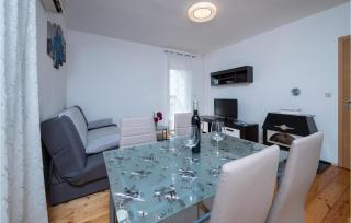 2 Bedroom Lovely Apartment In Pula - 8