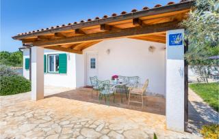 2 Bedroom Nice Home In Pula - 4