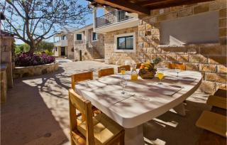 Awesome Home In Bogomolje With Kitchen - Bogomolje - 9