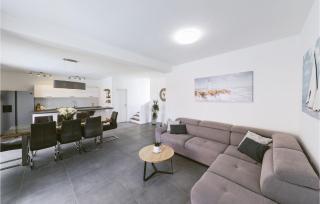 Gorgeous Home In Kastel Kambelovac - 8