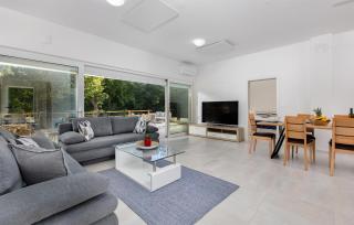 2 Bedroom Pet Friendly Home In Zestilac - 7