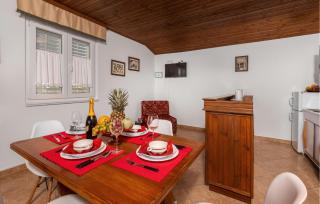 2 Bedroom Stunning Apartment In Banjol - 4