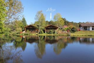 Wood-frame lodge with terrace and pool - 0