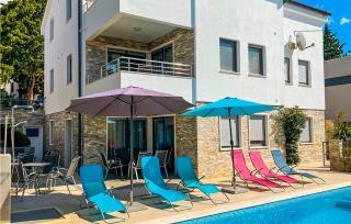 9 Bedroom Awesome Home In Starigrad - 0