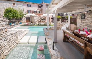 4 Bedroom Cozy Home In Peresiji - Peresiji - 0
