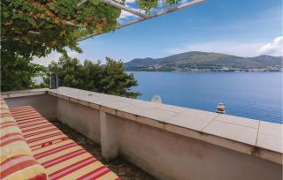 Three-Bedroom Holiday Home With Sea View In Okrug Donji - 3