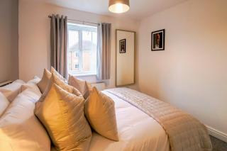 Grange House - Sleeps 6 - Driveway parking, Self-Check-In, Fast Wifi and Sky TV by Yoko Property - 2