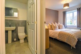 Grange House - Sleeps 6 - Driveway parking, Self-Check-In, Fast Wifi and Sky TV by Yoko Property - 1