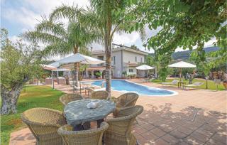 Amazing Home With Pool - 2