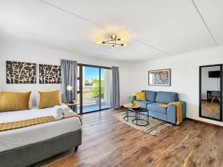 9 mins to beach, Wifi, Parking, Balcony, Braai - 0