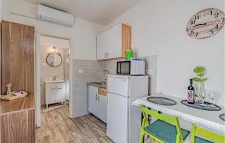 Awesome Home In Potomje With Wifi - Potomje - 6