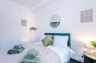 Free Park, Sleeps 8, Stunning Home in Salford, Long Term Disc, Perfect For Groups - 8