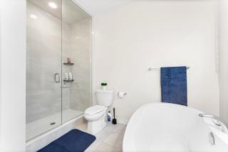 40 min DT Toronto - King Bed - 2 Workstations - 1