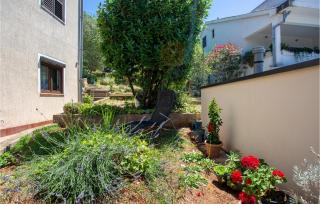 2 Bedroom Awesome Apartment In Njivice - Njivice - 2