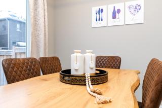 40 min DT Toronto - King Bed - 2 Workstations - 5