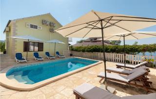 Five-Bedroom Holiday Home In Prizba - Prizba - 2