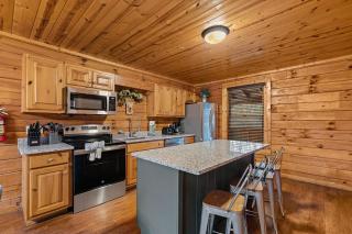 NewListing 1mile Parkway, GameRoom, HotTub, BBQ, Sleeps 14, 5 Bedroom with attached Bath, PET Friendly - Pigeon Forge - 6