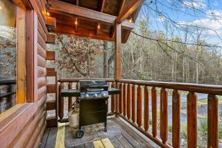 NewListing 1mile Parkway, GameRoom, HotTub, BBQ, Sleeps 14, 5 Bedroom with attached Bath, PET Friendly - Pigeon Forge - 1