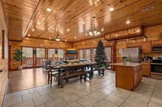 NewListing! Mtn View, Pvt Heated Pool, Theater, GameRoom, BBQ, Hot Tub, 6 bedroom with attached Bath, Sleeps 20 - Sevierville - 8
