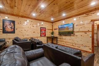 NewListing! Mtn View, Pvt Heated Pool, Theater, GameRoom, BBQ, Hot Tub, 6 bedroom with attached Bath, Sleeps 20 - Sevierville - 2