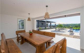 Gorgeous Home In Grubine With Jacuzzi - Grubine - 3
