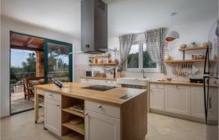Amazing Home In Zrnovnica - Žrnovnica - 4