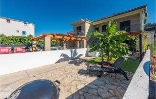 Nice Apartment In Turanj With Kitchen - Turanj - 3
