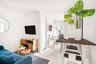 48-4FE 2BR Prime Midtown West - 0
