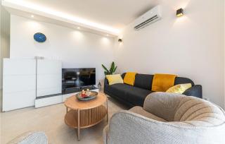 Gorgeous Apartment In Kastel Novi - 8