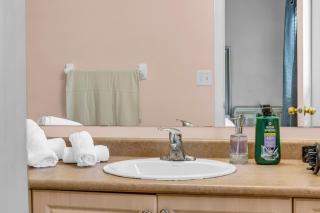 5BR Modern Home Near Airport Fast Wi-Fi - Brampton - 2