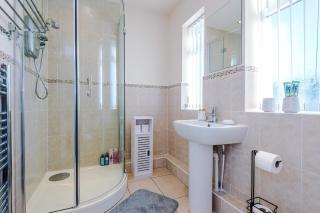 Three Bedroom House close to Manchester Airport and Wythenshawe Hospital - Wythenshawe - 6